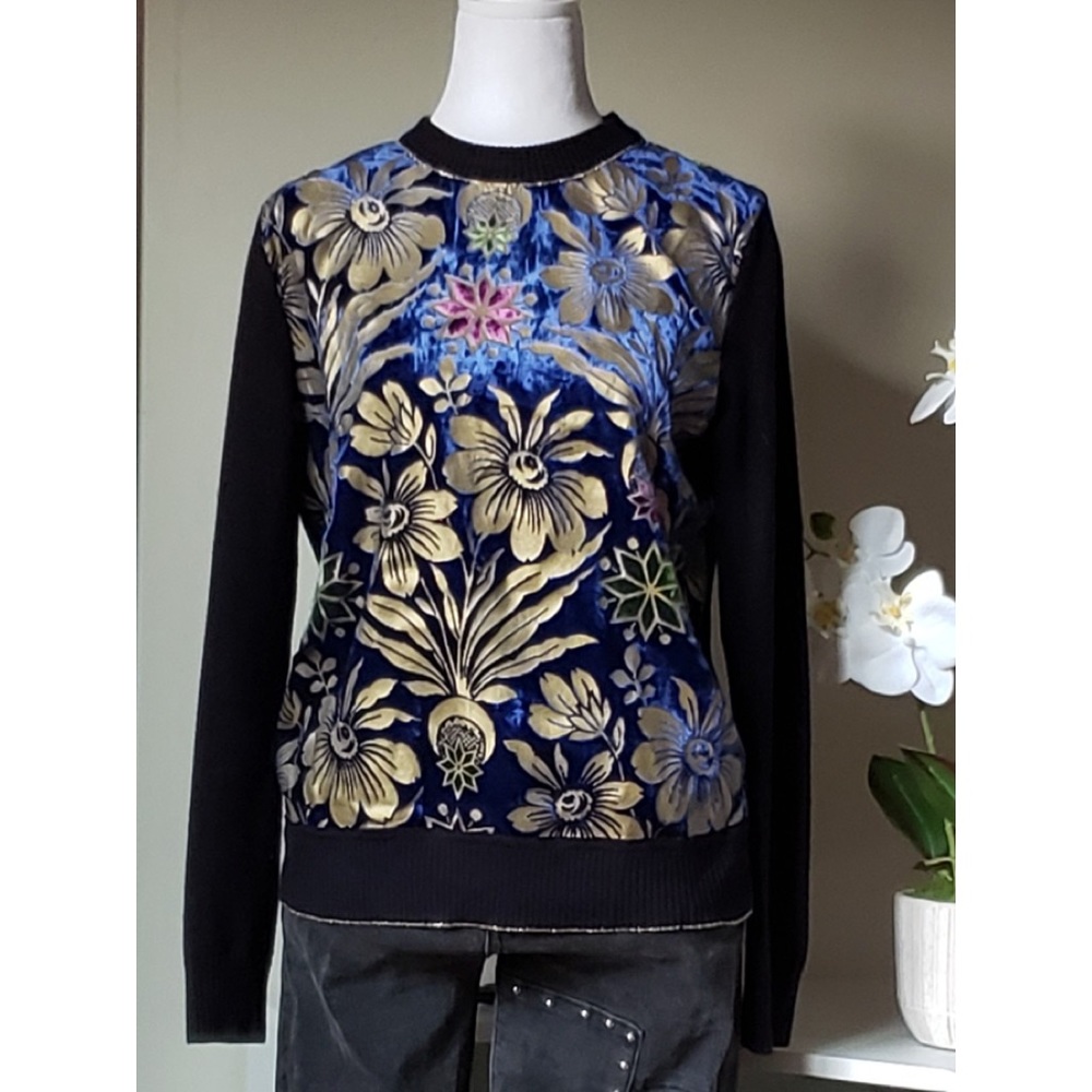 Pre-owned Tory Burch wool sweater with beautiful printed pattern.